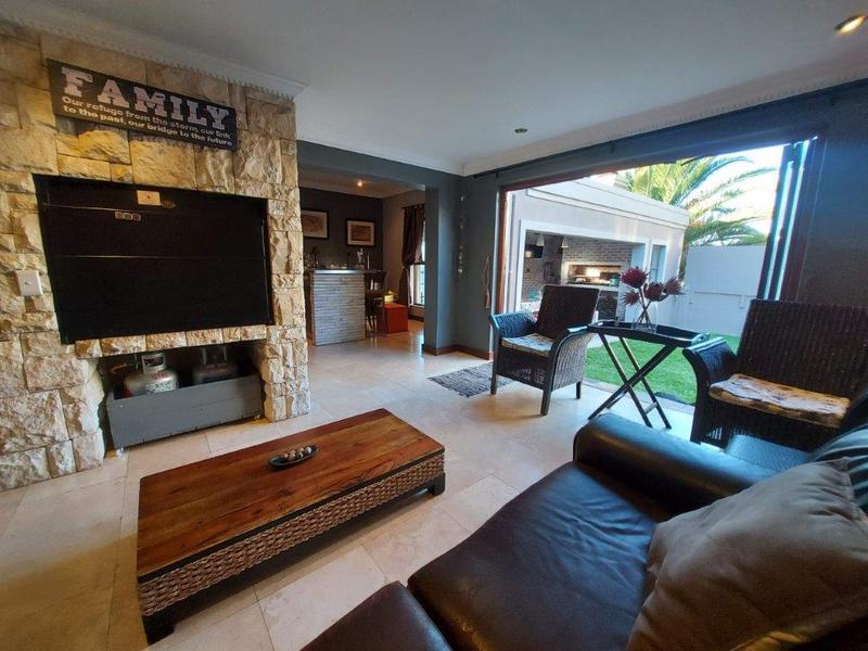 To Let 4 Bedroom Property for Rent in Van Riebeeckshof Western Cape
